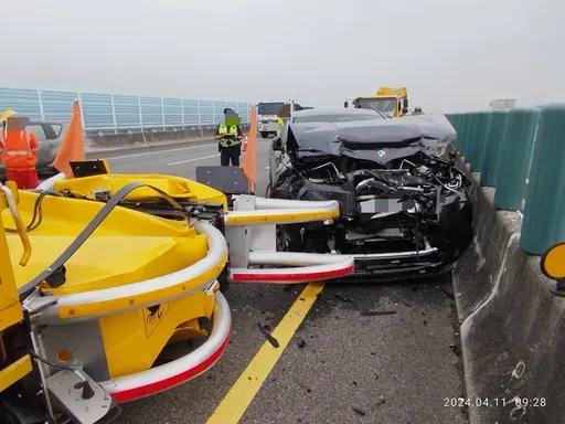 BMW X4國道撞緩撞車 輔助駕駛又出事!車頭全毀