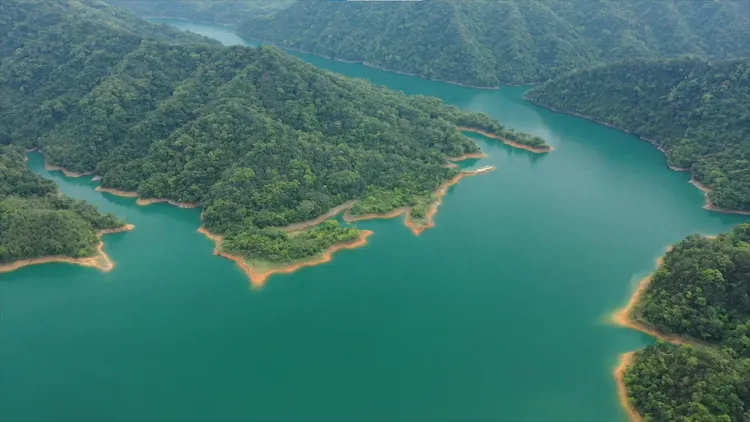 翡管局資深工程司劉有棋回憶，過去曾有一家三代同堂來掃墓祭祖。翡管局提供