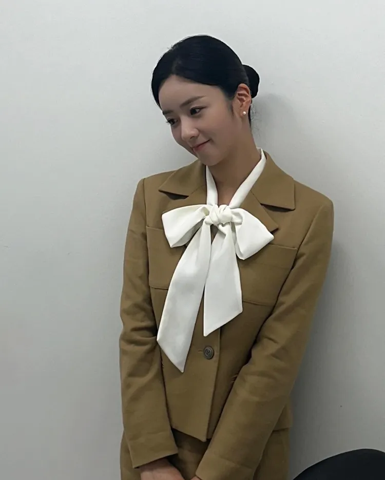 尹普美在《淚之女王》的秘書造型。翻攝__yoonbomi__ IG