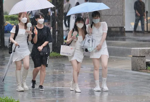 春天囡仔面!3縣市大雨特報「下到晚上」 留意雷擊及強陣風