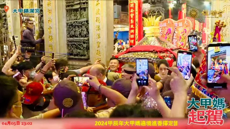 立法院長韓國瑜扶轎出廟。取自鎮瀾宮直播