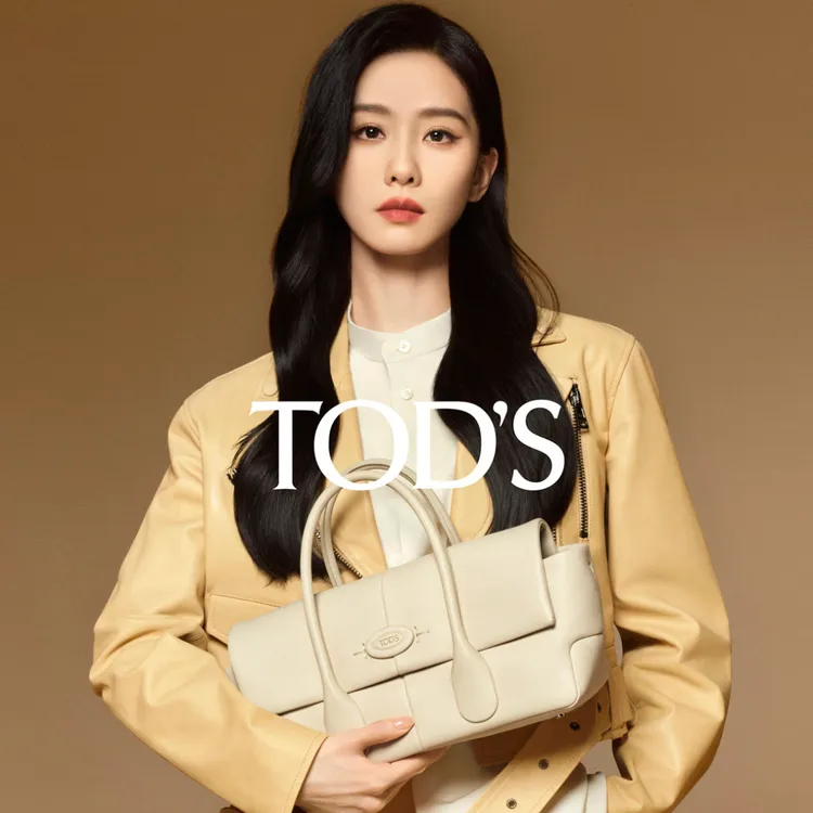 ▲ 女星劉詩詩懷抱TOD'S Di Bag奶油白翻蓋式皮革手提包（NT96,900）