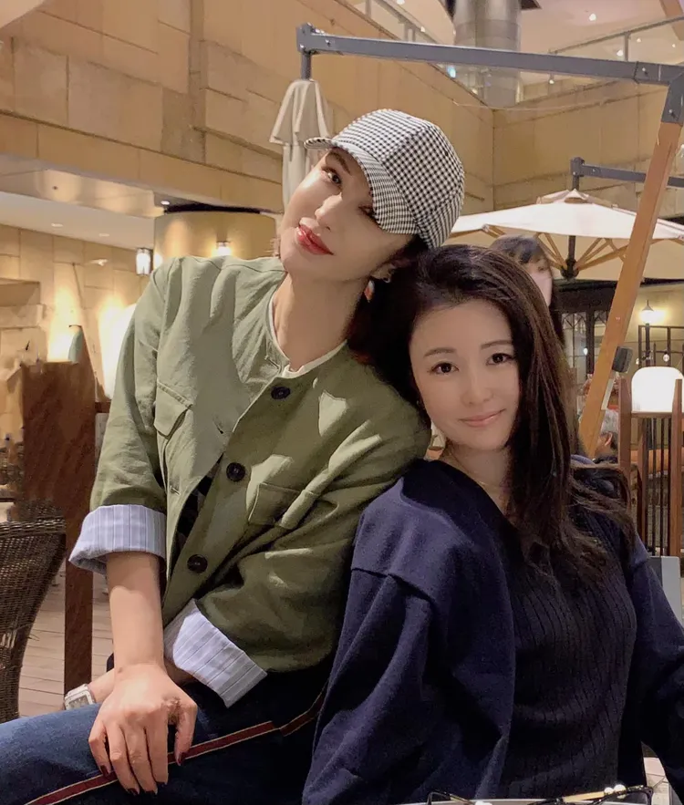 利菁在粉專公開麻衣兒子側面照，神似王泉仁。翻攝《利菁 Regine》粉絲頁