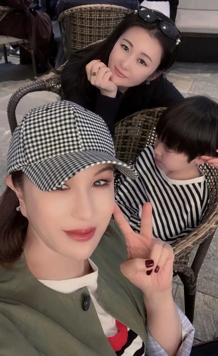 利菁在粉專公開麻衣兒子側面照，神似王泉仁。翻攝《利菁 Regine》粉絲頁