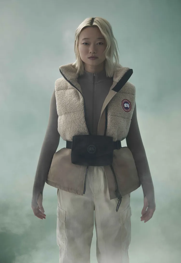 以異材質拼接而成的Elora背心兼具機能與時尚。品牌提供