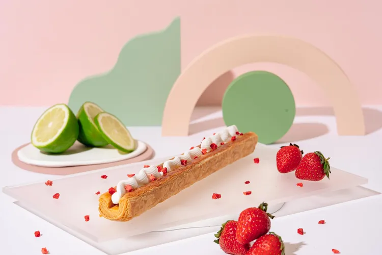 Smille全新「雲朵蜜樂酥」擁有充滿春天氣息的可愛造型，U型千層酥搭配檸檬馬林糖更帶來輕盈品嚐體驗。業者提供