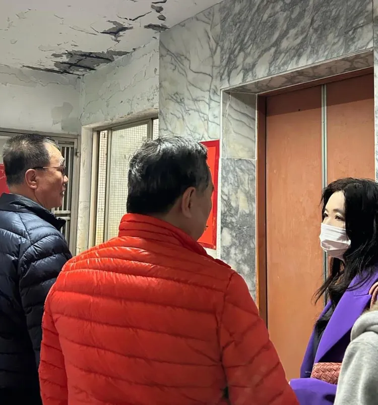 新隆國宅災損嚴重，應曉薇（右）呼籲市府盡快提供協助。應曉薇提供