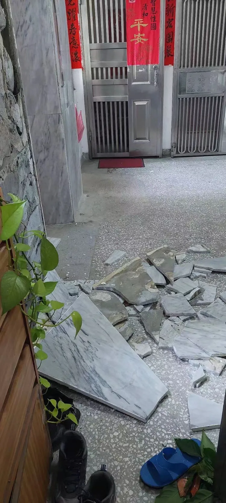 此前已遭判定海砂屋的新隆國宅，由於強震受損更為嚴重。應曉薇提供