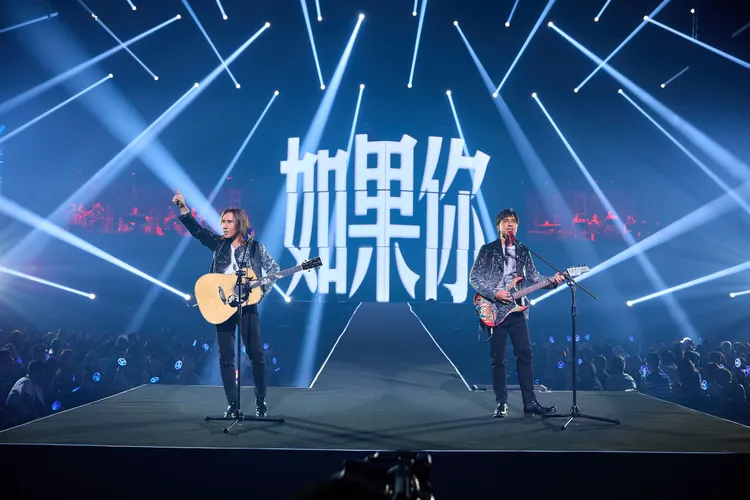 動力火車向愛妻放閃。華研國際提供