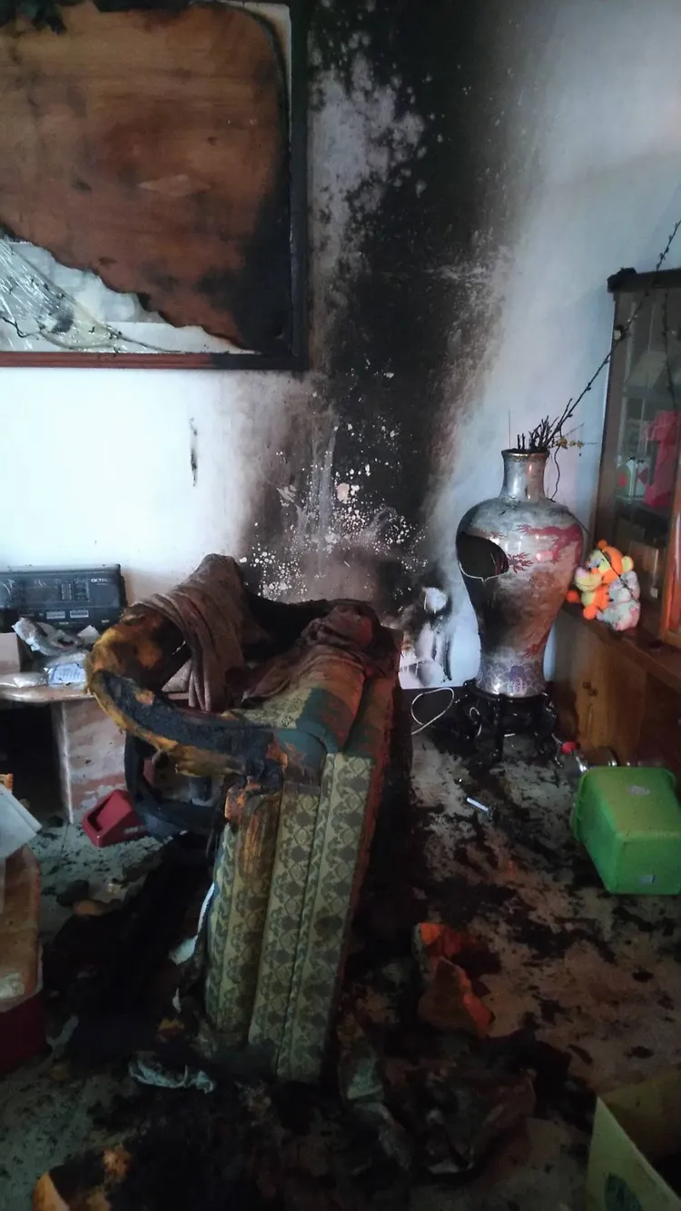 台中民宅火警，屋內不少家具燒毀。翻攝畫面