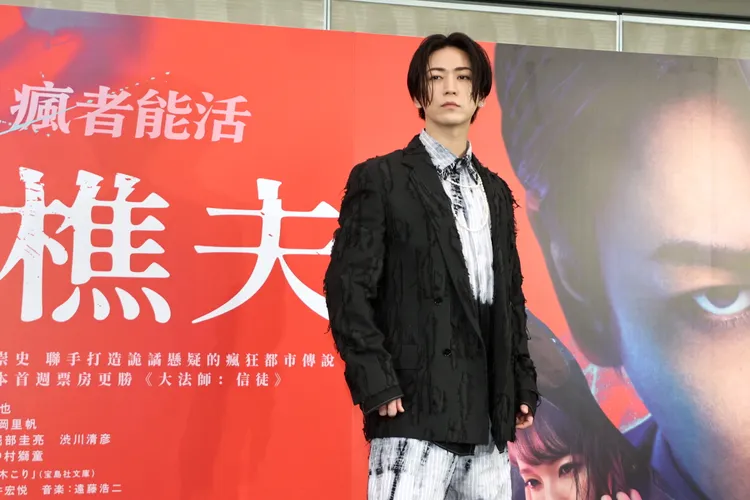 龜梨和也現場戲癮上身，跟主持人玩起猜謎遊戲。攝影中心攝