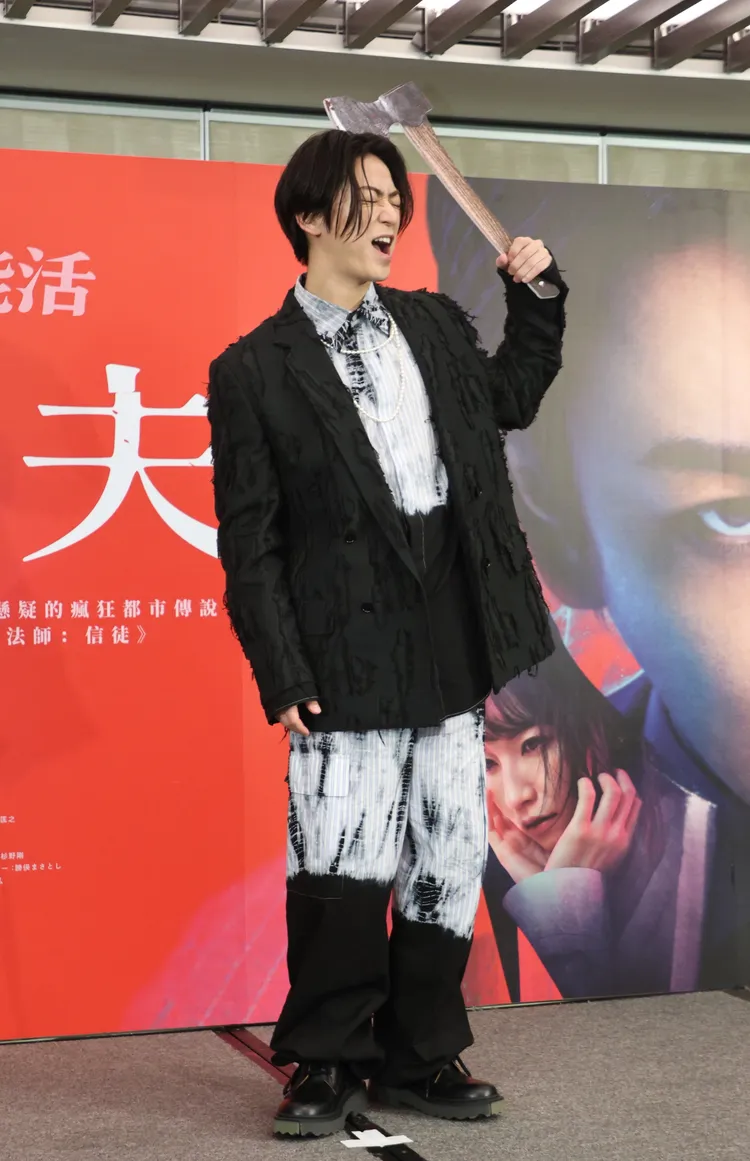 龜梨和也玩心四起，拿起片中重要的道具斧頭砍自己。攝影中心攝