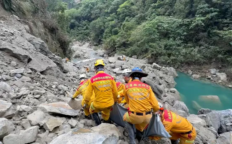特搜人員在砂卡礑挖出胡姓女子遺體。翻攝畫面
