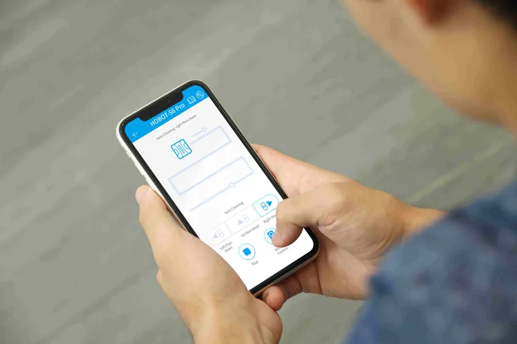 玻妞HOBOT-S6 Pro使用者可使用遙控器操作，亦可透過手機App藍牙連線進行遙控。HOBOT提供。