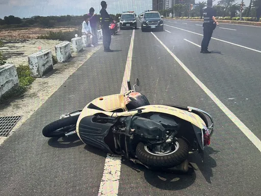逼車片|惡騎士踹車不成竟超車急煞 害妙齡女摔車多處傷「莫名其妙」
