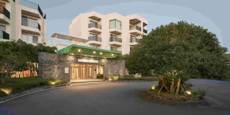 韓國「濟州島」的植物公園中種植了大量繡球花，其玻璃溫室咖啡廳讓旅人可以在繡球花的環繞下盡情休憩。Booking.com提供