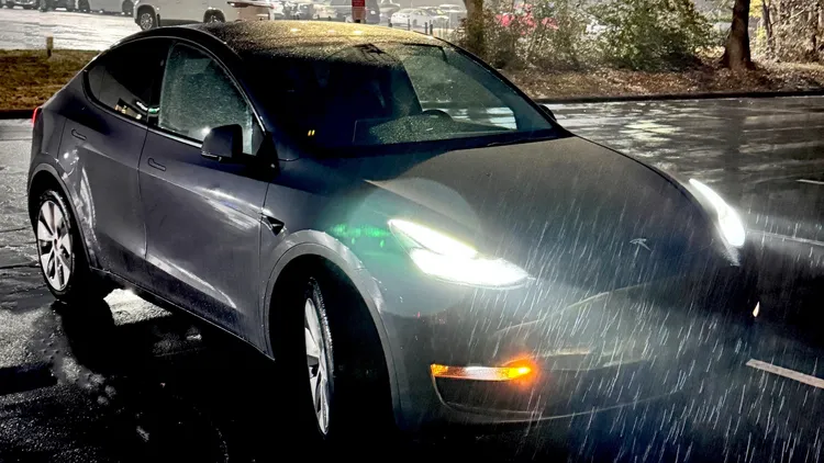 這輛特斯拉在靠著全自動輔助駕駛功能在雨夜中行駛了20公里，還自動在急診室外停好車。翻攝x@MAXPAULFRANKLIN