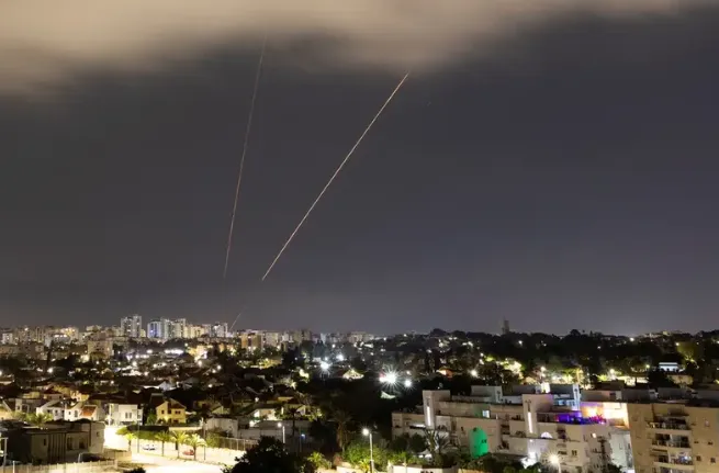 以色列發射鐵穹防空系統攔截伊朗飛彈與無人機。美聯社