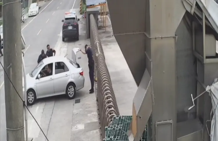 警方事後有派員看守，檢查進出車輛有無可疑贓物。黃先生提供