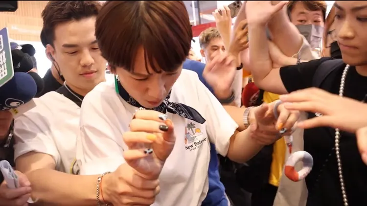 經紀人僅僅互著LuLu。攝影中心攝