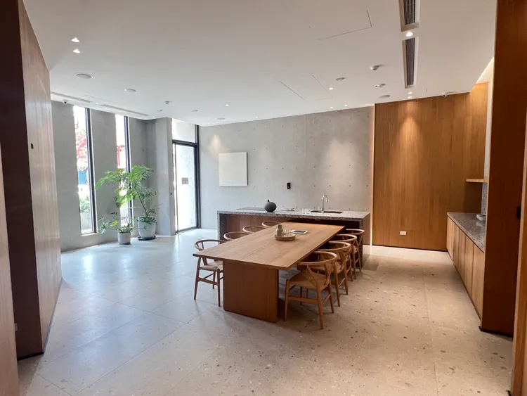 「麗晶嶼BAYHAUS」公設採大量清水模壁面搭配木質傢俱，透過日式溫潤極簡風，讓住戶、建築空間與區域環境融合對話，打造有溫度生活空間。葉家銘攝