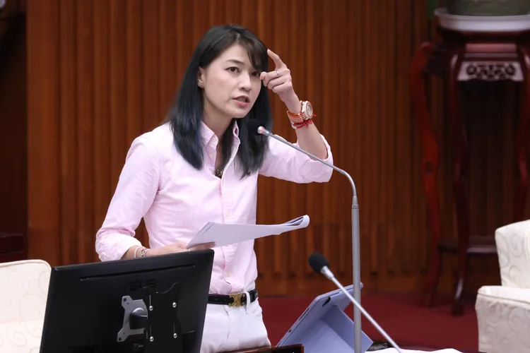 民進黨台北市議員顏若芳質詢台北市長蔣萬安。記者彭欣偉攝