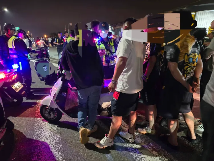 警方攔下違規車輛加強盤查取締。民眾提供