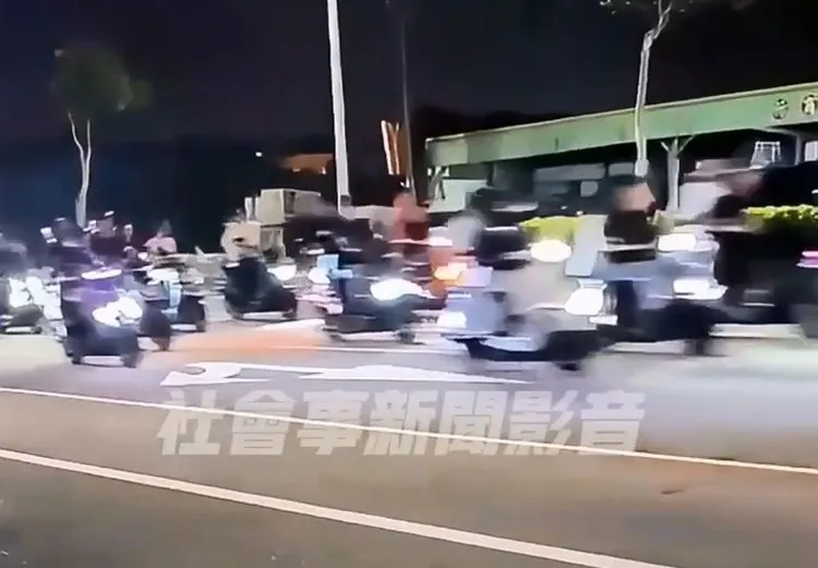 多輛機車在梧棲區中華路疾駛，發出刺耳引擎聲。翻攝社會事新聞影音
