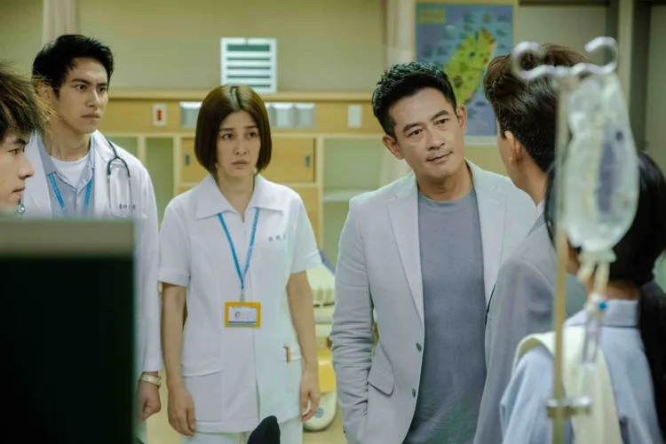 《生命捕手》柯叔元（右二）劇中的院長爭奪戰白熱化，最終結果即將揭曉。東森提供