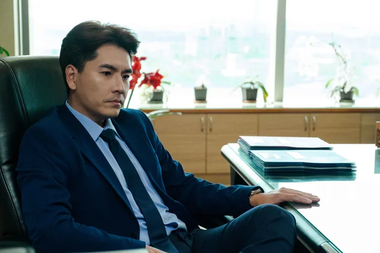 王傳一劇中被總院派來整頓地方分院，逐漸理解醫者仁心的團結理念。東森提供