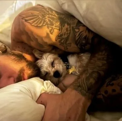 海莉秀出老公抱著愛犬熟睡的床照。翻攝海莉IG