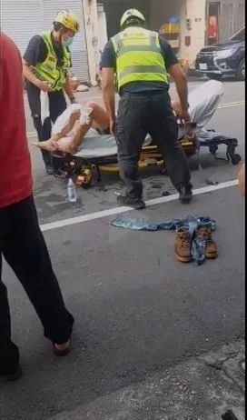 林男被救護人員送醫。資料照片