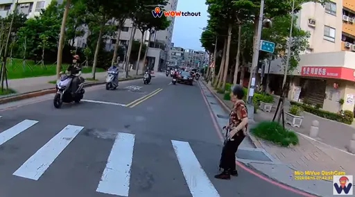 行人地獄片!過馬路「逾10車硬衝」嬤嚇到退縮 竟還有騎士回頭瞪