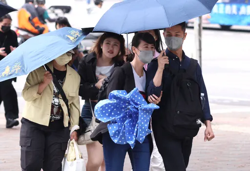 今小心強風雷雨!南部仍熱恐破36℃ 週二迎東北季風再轉涼