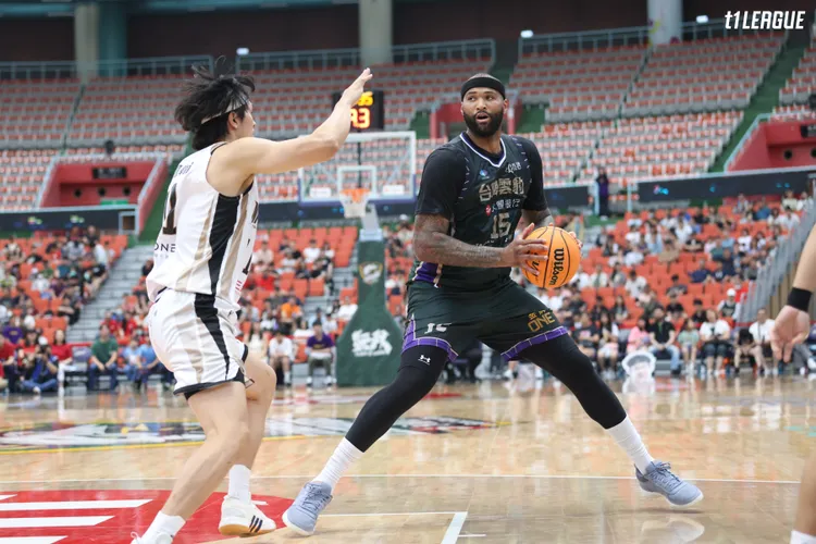 卡森斯(右)黃聰翰(左)。T1聯盟