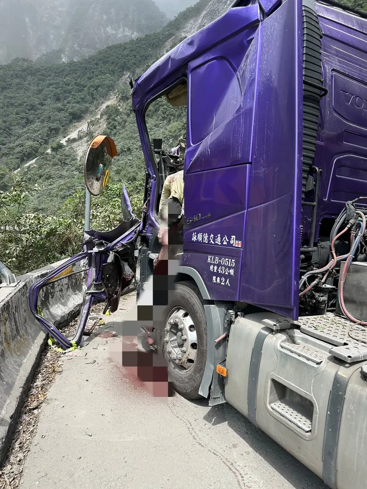 花蓮大清水隧道斷，一名貨車司機遭落石砸當場身亡。讀者提供