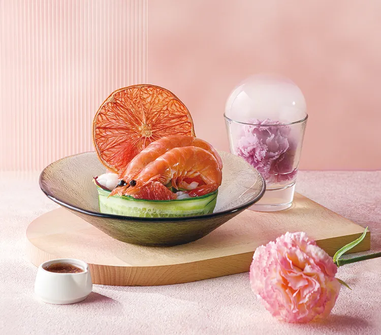 即日起至5月底，平日前往「陶板屋」消費2客套餐，即招待媽咪限定的「葡萄柚鮮蝦沙拉」。業者提供