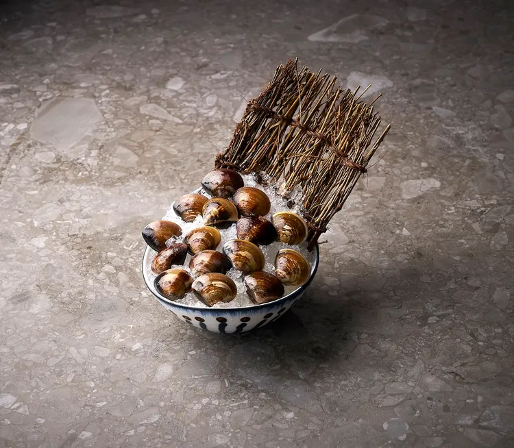 5/6至5/12母親節當周，帶媽媽到「尬鍋」消費打卡，每桌加送蛤蜊一盤。業者提供