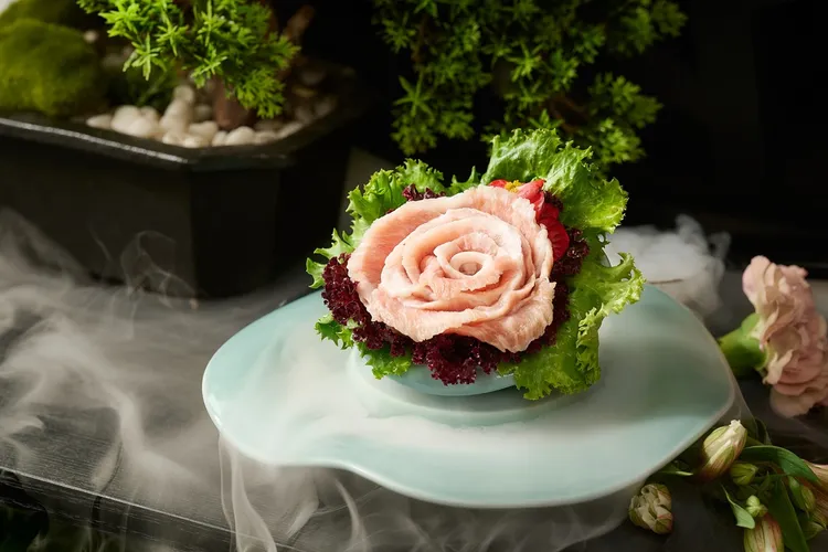 5/2至5月底帶媽咪到「青花驕」，並在個人社群頁面上傳媽媽用餐照片並標記品牌帳號，將款待以松阪豬肉片層層堆疊的松阪花禮。業者提供