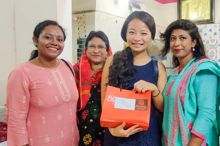 江玉敏(右二)在孟加拉進行田野調查，與當地婦女合影。清華大學提供