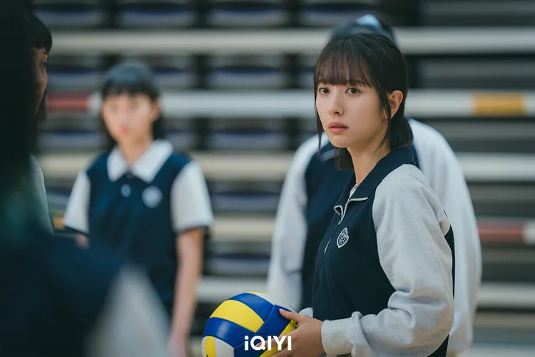 金知妍劇中被霸凌，如果現實生活中遇到相同情況，她會硬起來報警。愛奇藝國際站提供