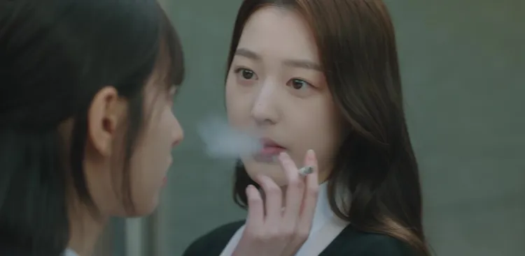 張多雅（右）劇中把菸霧吐在金知妍臉上，事前拿打火機練手感。翻攝愛奇藝國際站