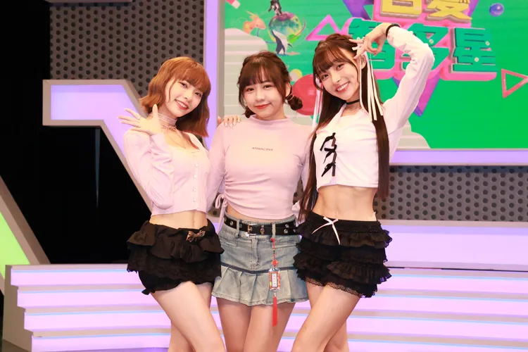 啦啦隊女孩林襄（右起）、芷霖、一七錄影，挑戰益智問答，展現隊友間的好默契。莊宗達攝
