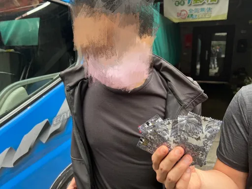 外送員兼職運毒小蜜蜂　警喬裝交易逮人扣上百包毒咖啡