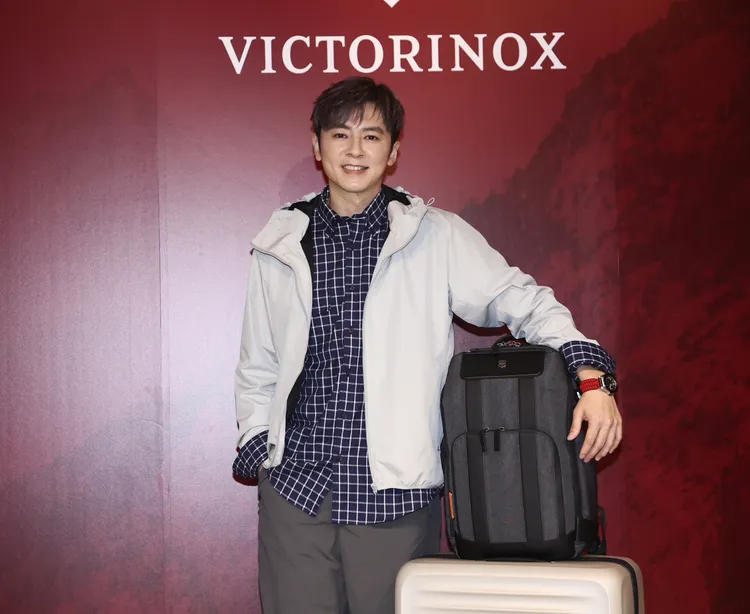 李國毅拉著岩白色大型行李箱帥氣現身。彭欣偉攝