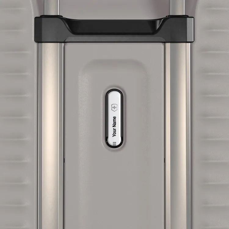 行李箱後方的刀殼設計可客製化。