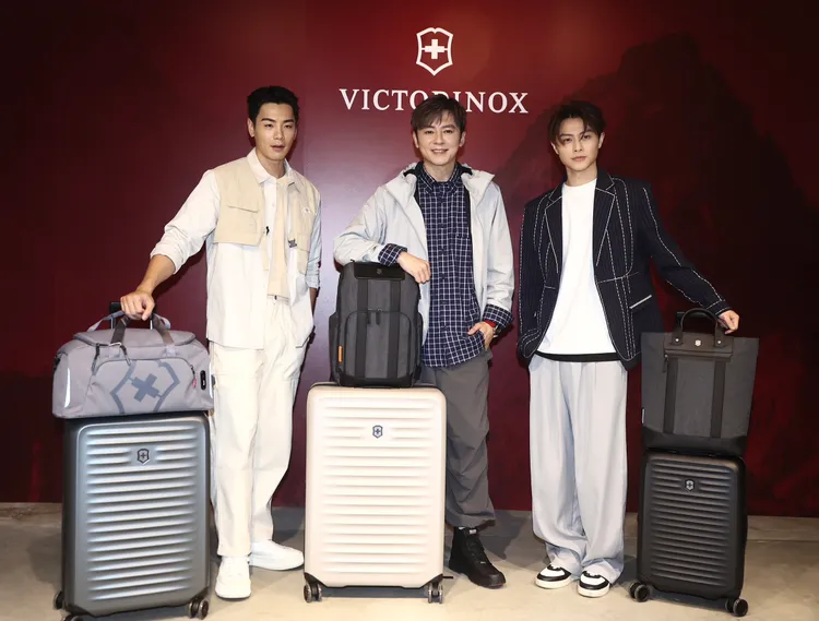 禾浩辰（左起）、李國毅、邱勝翊一齊拉著Airox Advanced系列。彭欣偉攝