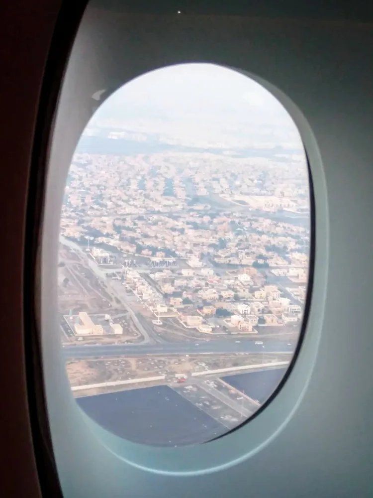 全球第2繁忙的杜拜機場淹水，造成國際航空大亂，民眾拍下機場周遭空拍照PO網。翻攝《高雄機場航空器資訊交流》社團