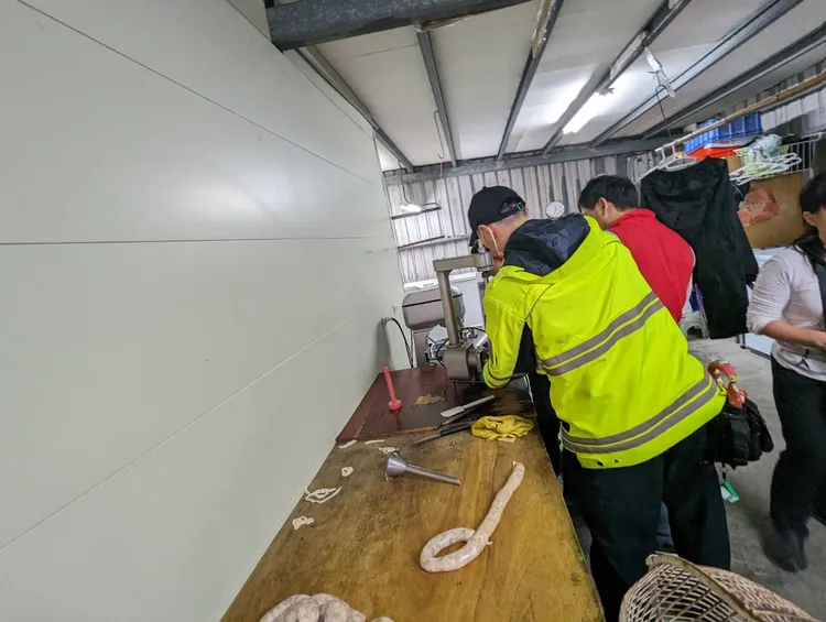 吳男的手指遭絞肉機絞斷。翻攝畫面