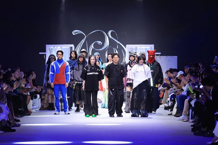 PCES設計師李玉琪、BRUNO CHUNG、暢芷荺帶領模特走秀。臺北時裝周提供